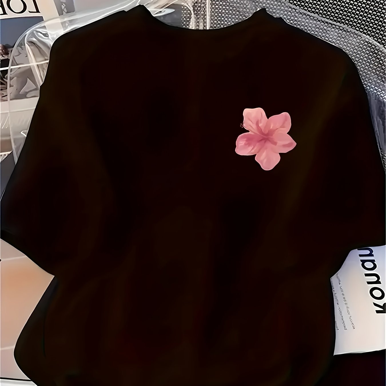 Women'S Stylish Short-Sleeve T-Shirt with a Floral Design on The Left Chest, Featuring a Round Neck, Suitable for Casual Wear in All Seasons