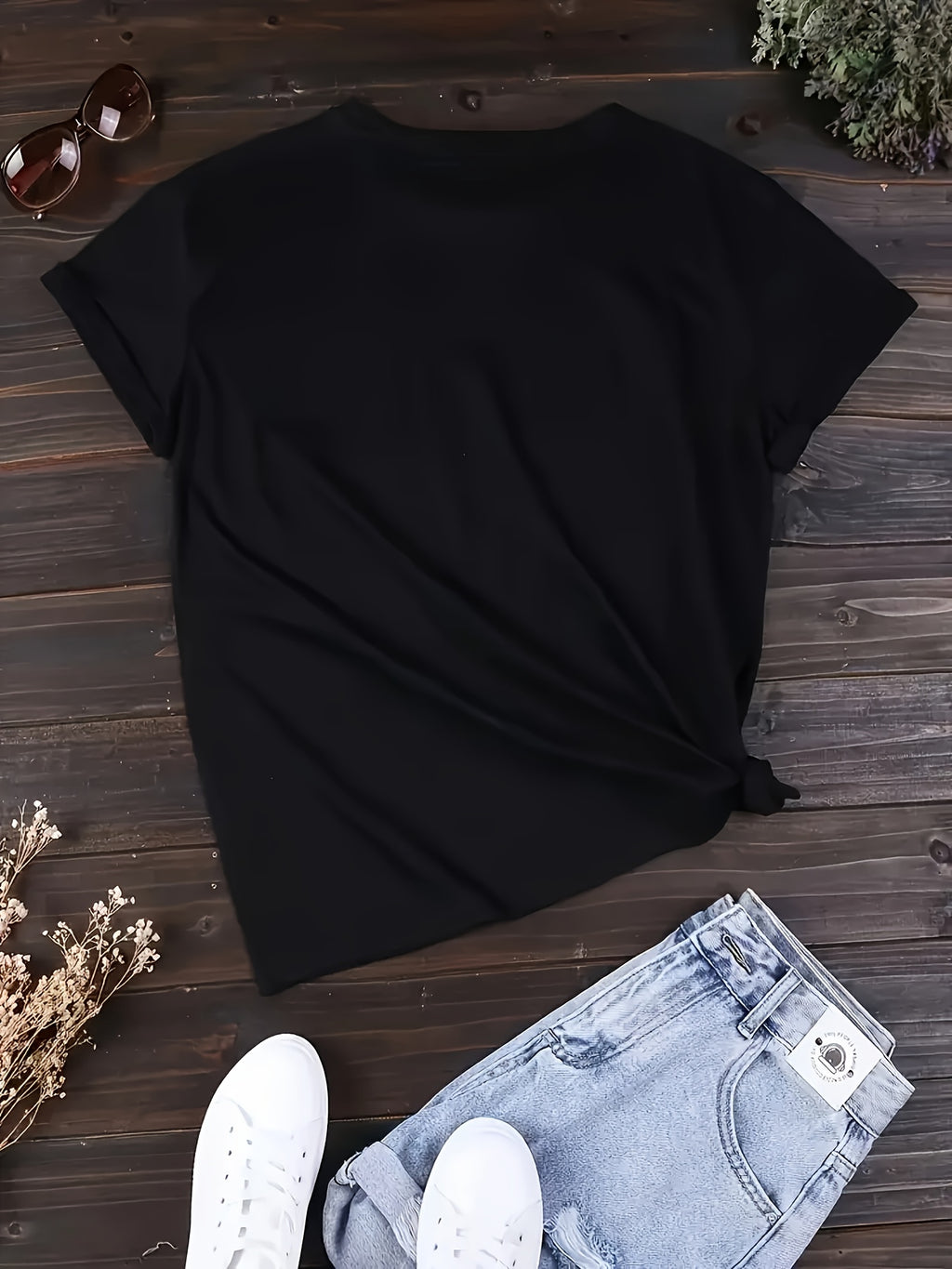Women'S Stylish Short-Sleeve T-Shirt with a Floral Design on The Left Chest, Featuring a Round Neck, Suitable for Casual Wear in All Seasons