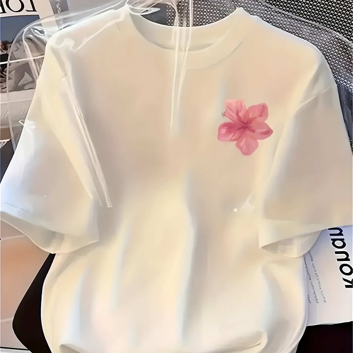 Women'S Stylish Short-Sleeve T-Shirt with a Floral Design on The Left Chest, Featuring a Round Neck, Suitable for Casual Wear in All Seasons