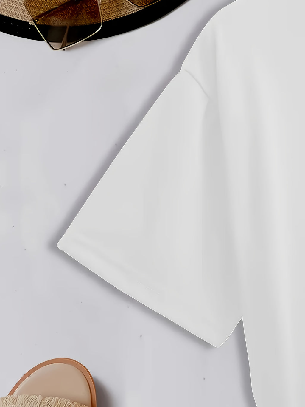 Women'S Stylish Short-Sleeve T-Shirt with a Floral Design on The Left Chest, Featuring a Round Neck, Suitable for Casual Wear in All Seasons