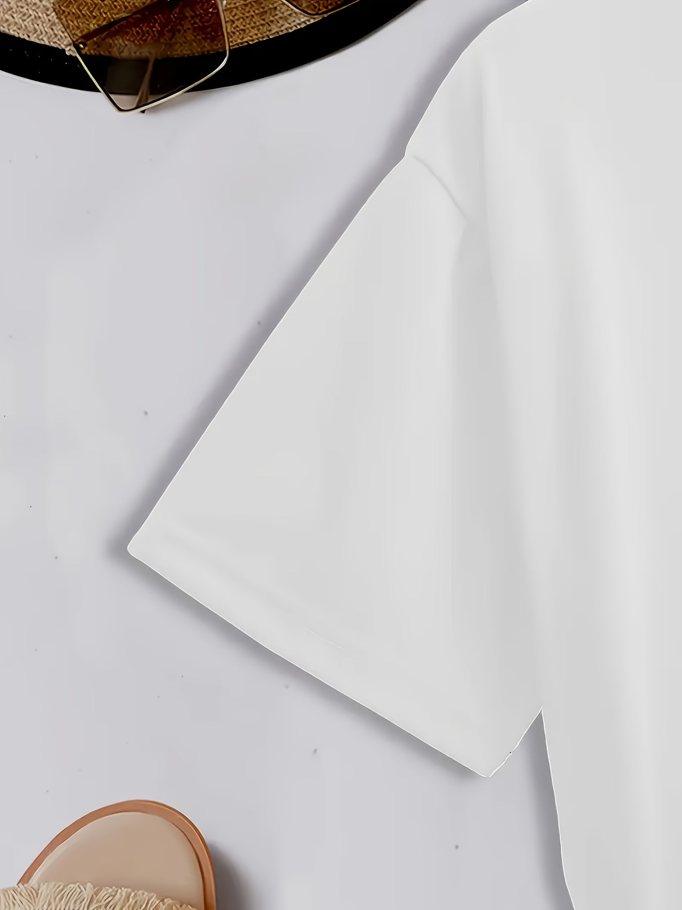 Women'S Stylish Short-Sleeve T-Shirt with a Floral Design on The Left Chest, Featuring a Round Neck, Suitable for Casual Wear in All Seasons