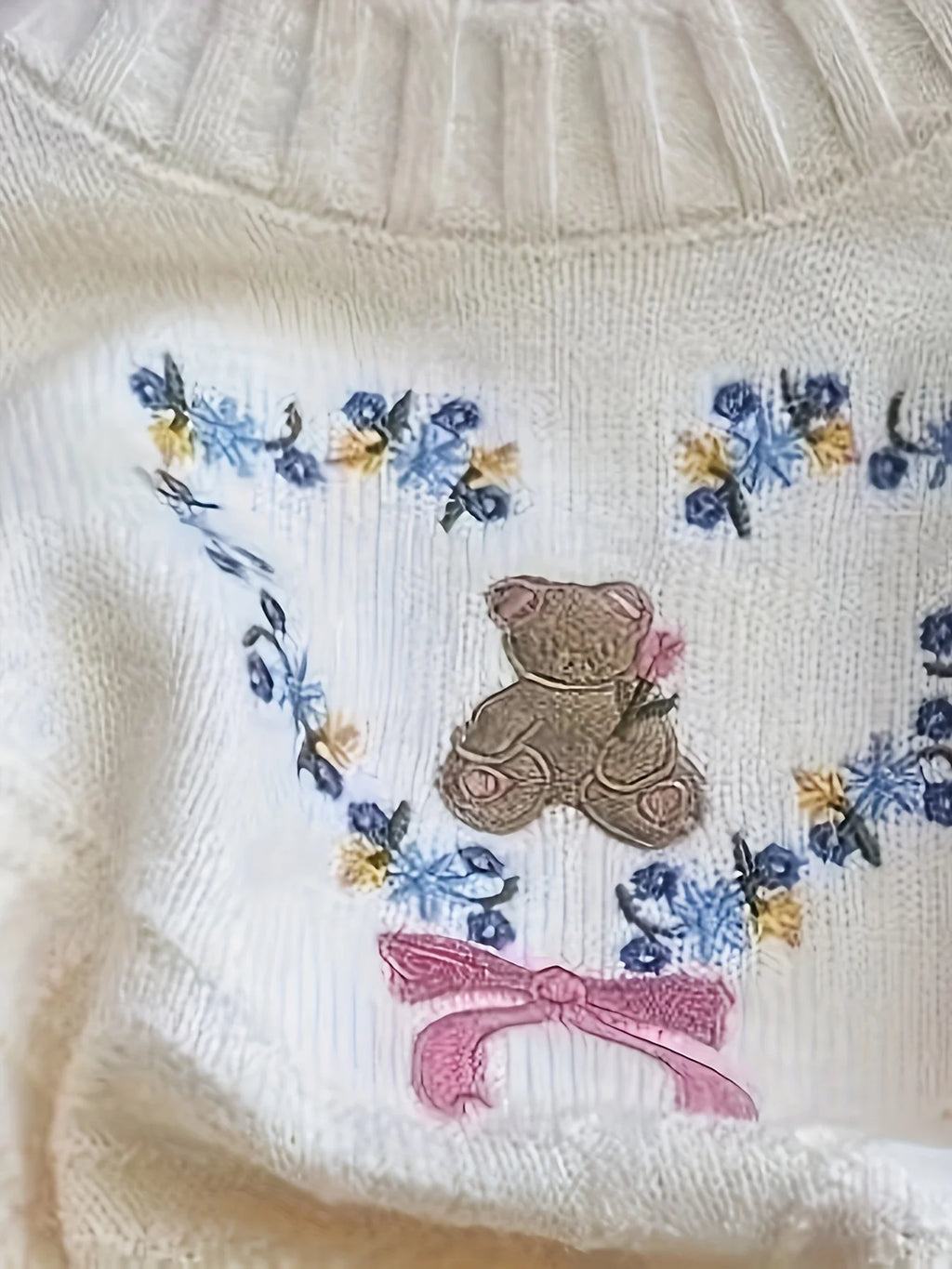 Girls' Korean-Style Floral Sweet Embroidered Knit Sweater, New Autumn Fashion, Cute and Soft Round-Neck Top