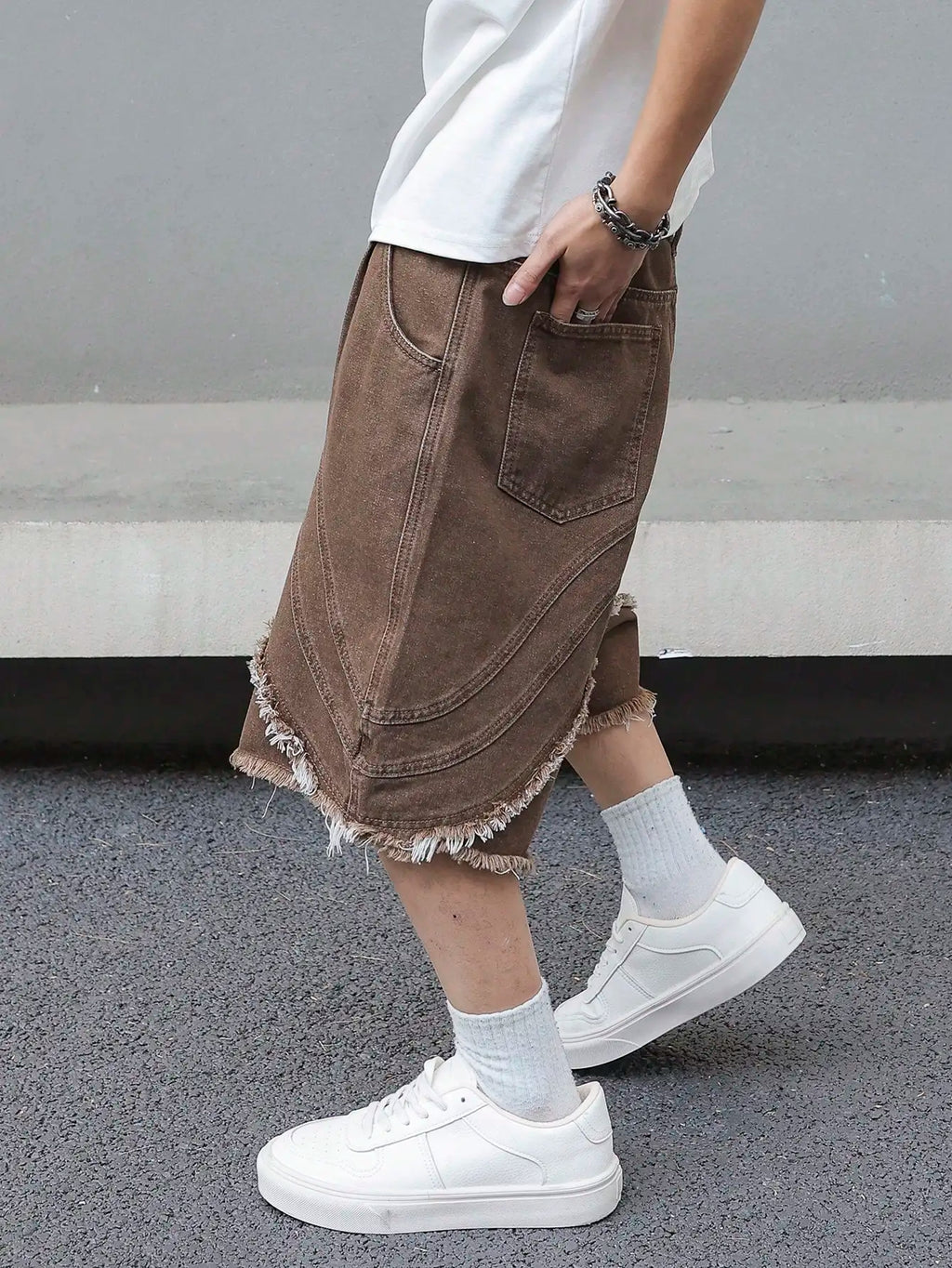 Men's summer brown denim shorts, featuring a fashionable, trendy, retro street style, loose fit, suitable for daily casual wear.