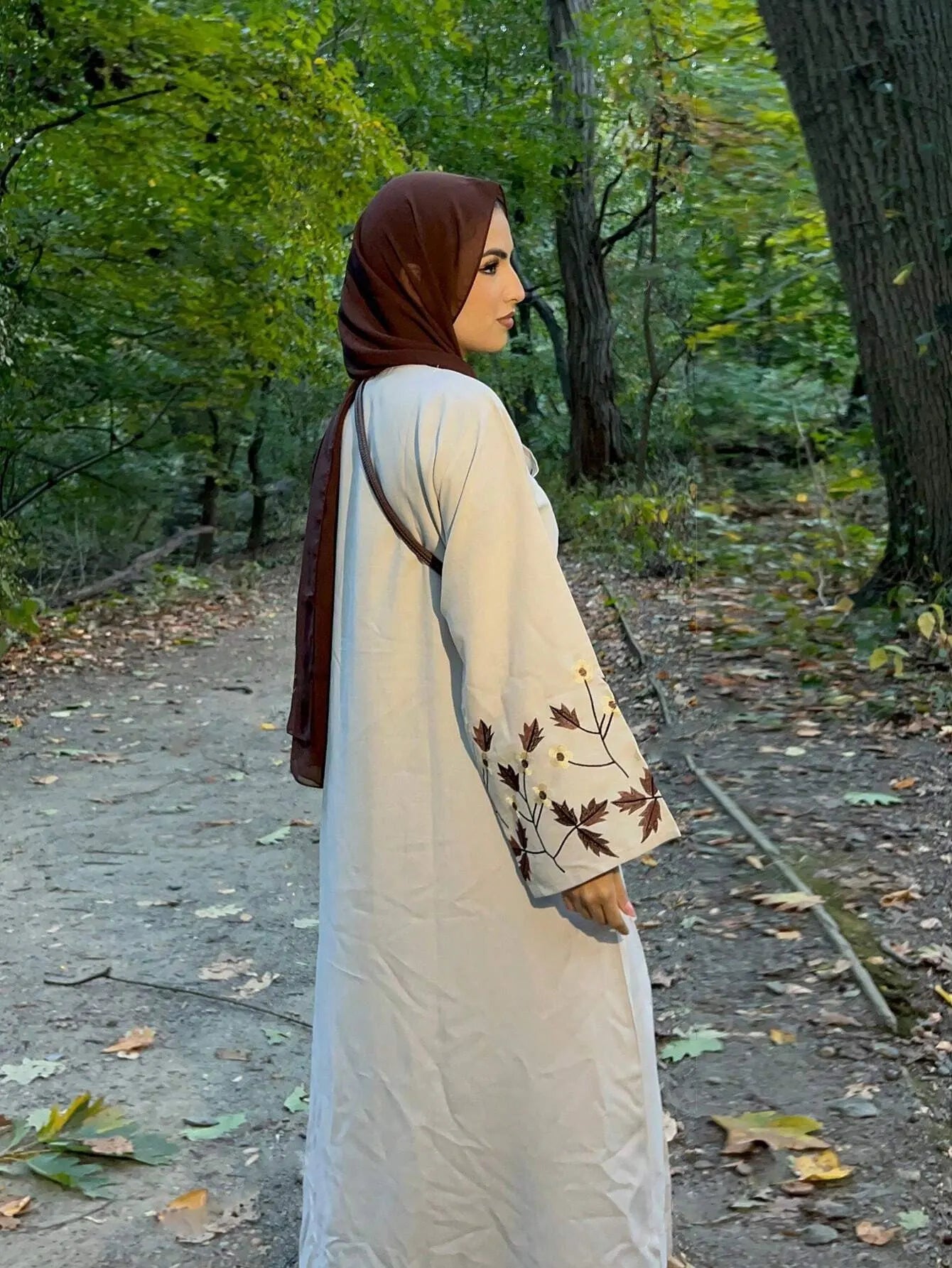 Muslim Women's Two Tone Islamic Abaya with Leaf - Embroidery on Sleeves Ideal for Nature Inspired Modest Fashion in Middle East
