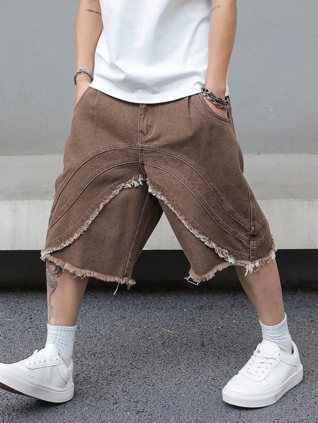 Men's summer brown denim shorts, featuring a fashionable, trendy, retro street style, loose fit, suitable for daily casual wear.