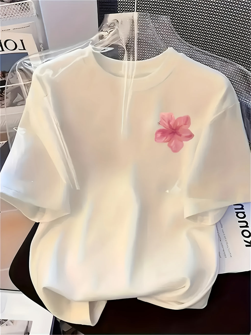 Women'S Stylish Short-Sleeve T-Shirt with a Floral Design on The Left Chest, Featuring a Round Neck, Suitable for Casual Wear in All Seasons