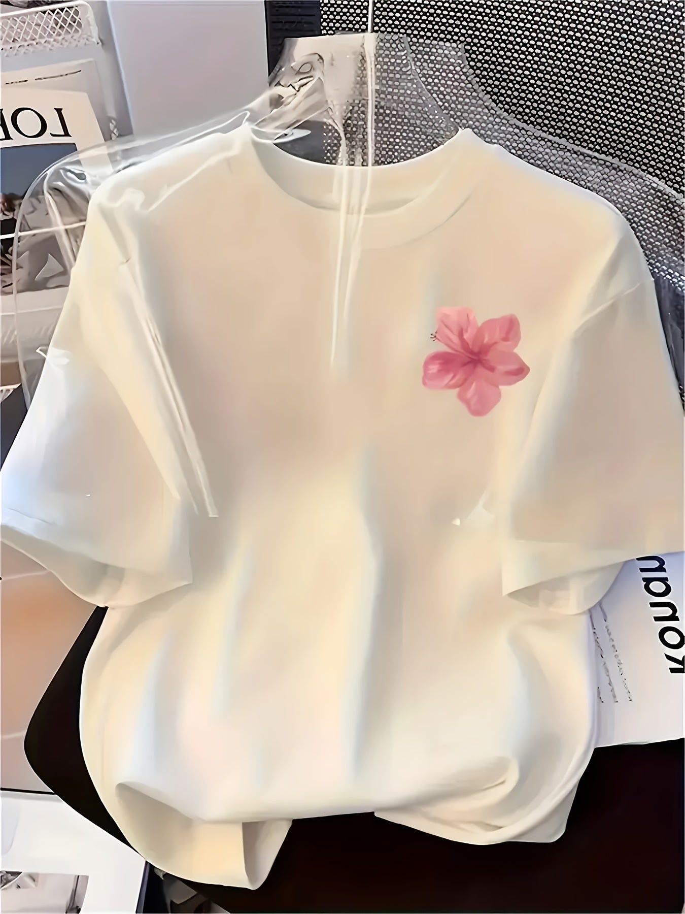 Women'S Stylish Short-Sleeve T-Shirt with a Floral Design on The Left Chest, Featuring a Round Neck, Suitable for Casual Wear in All Seasons