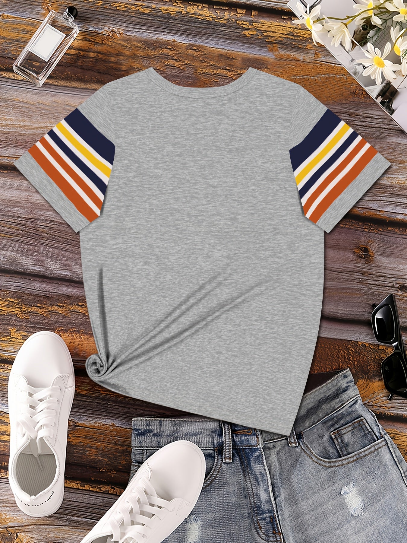 Ladies' Short Sleeved T-shirt - Fashionable, Casual, Elegant, Vacation Retro Color Block Splicing, Striped Graphic Full Body Printed Breathable Round Neck Short Sleeved T-shirt, Suitable for Daily Commuting, Versatile, Comfor