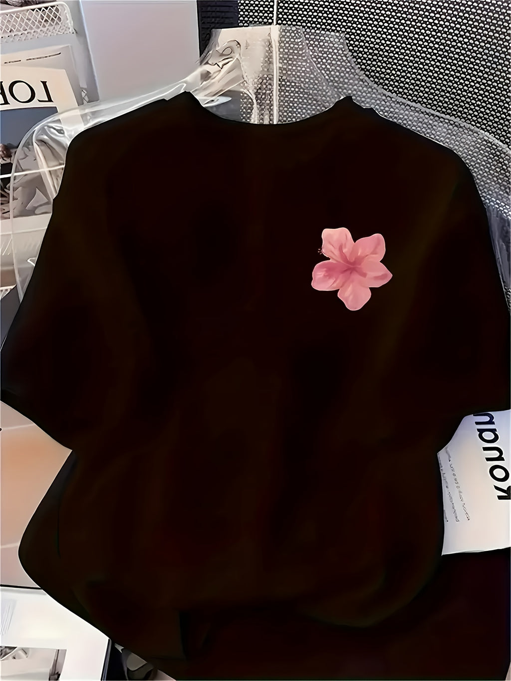 Women'S Stylish Short-Sleeve T-Shirt with a Floral Design on The Left Chest, Featuring a Round Neck, Suitable for Casual Wear in All Seasons