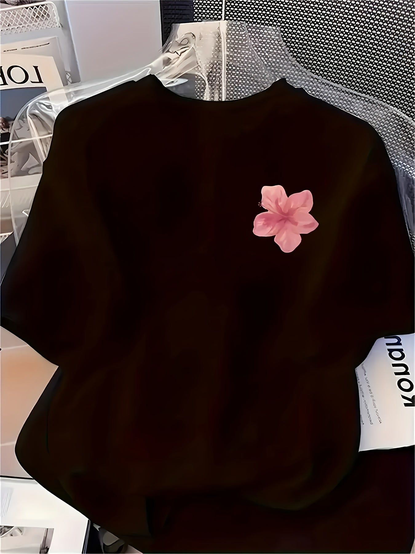 Women'S Stylish Short-Sleeve T-Shirt with a Floral Design on The Left Chest, Featuring a Round Neck, Suitable for Casual Wear in All Seasons